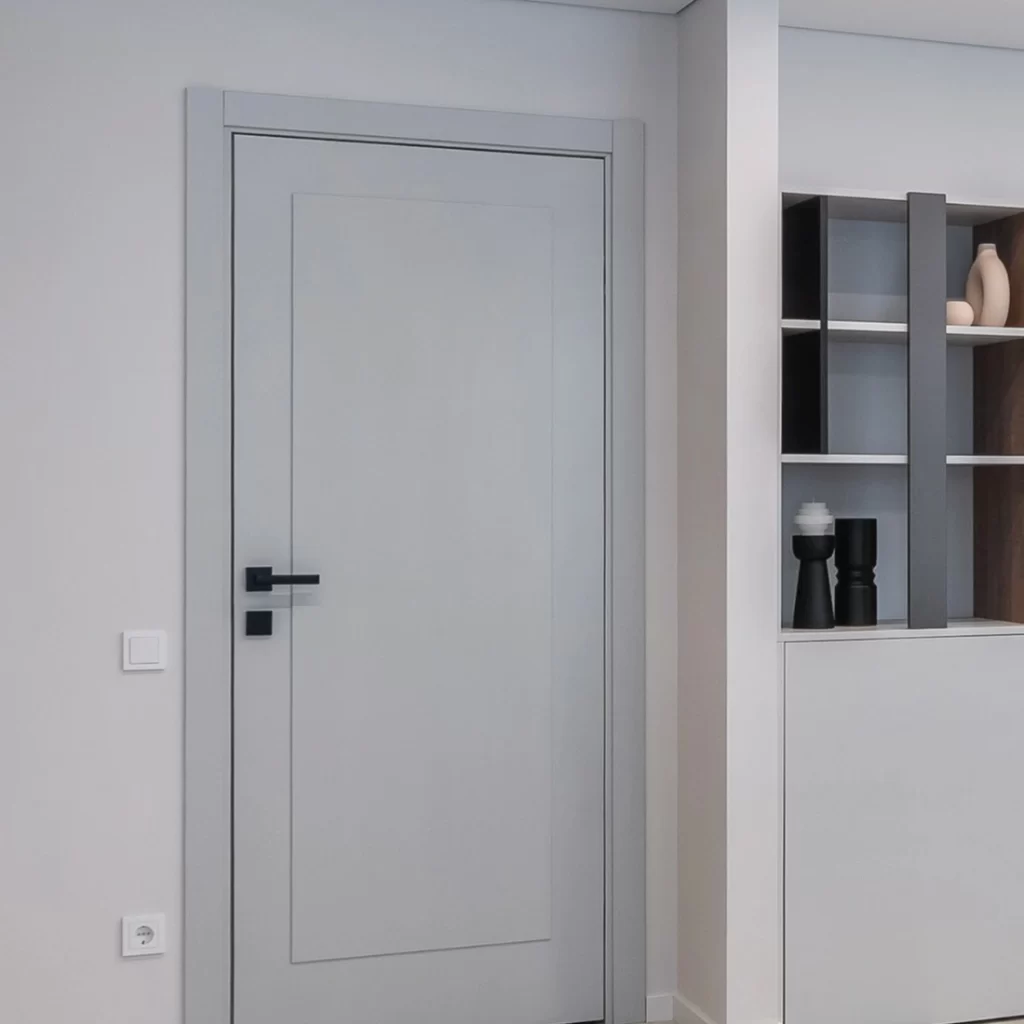 Baltos MDF dažytos durys su juoda rankena