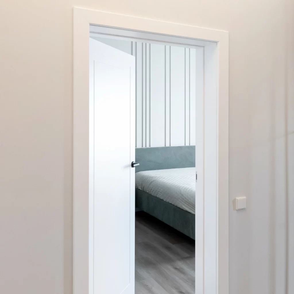 Baltos vidaus durys į miegamąjį