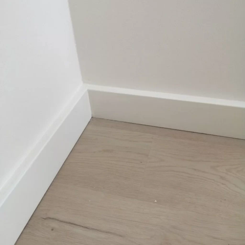 Baltų grindjuosčių sujungimas kampe