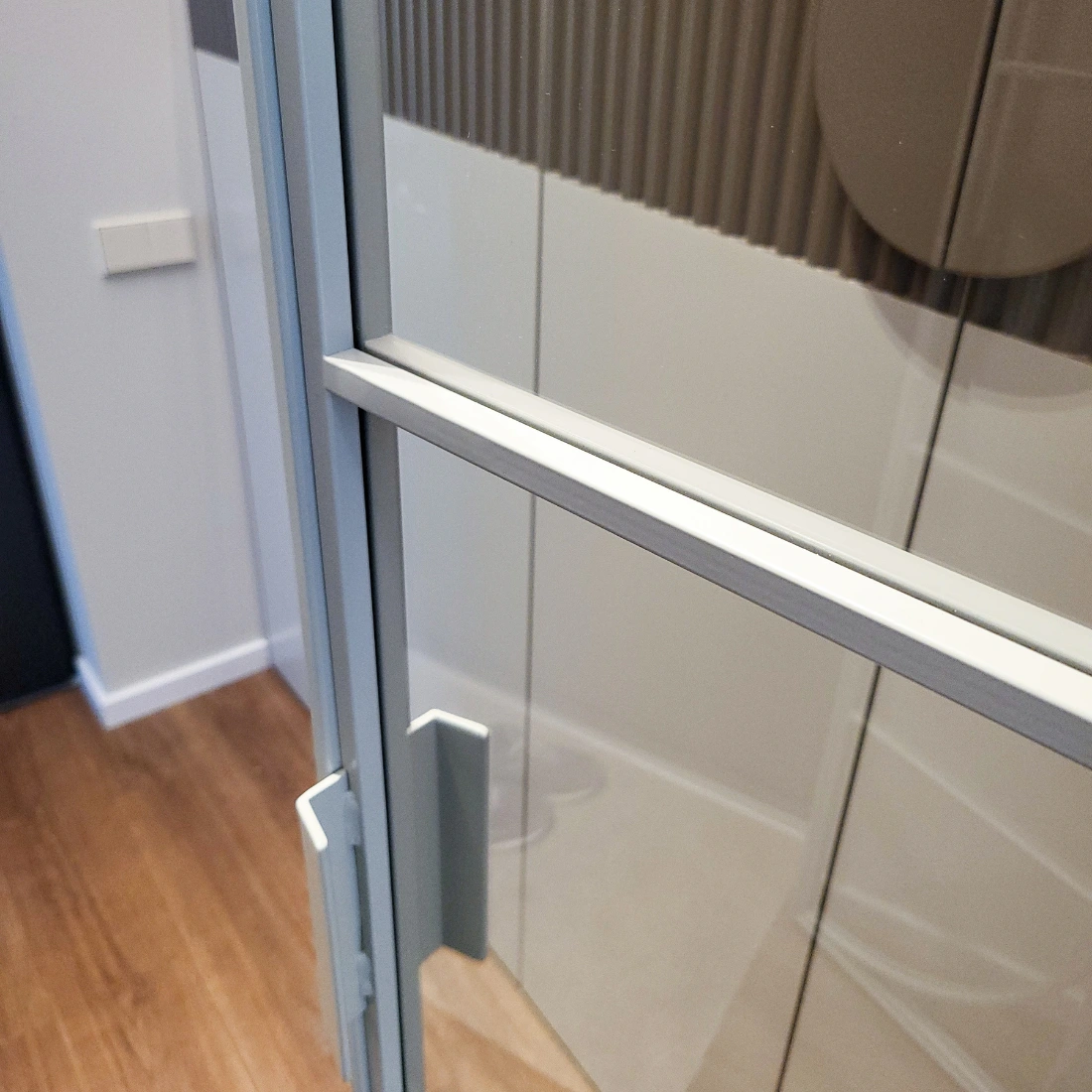 Stiklo durų metalinio rėmo detalė