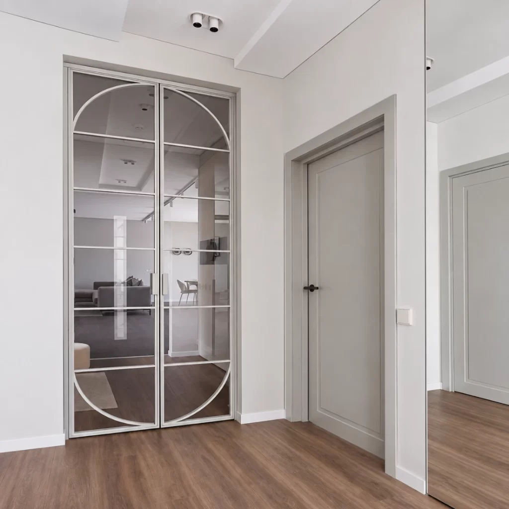 Stiklo ir metalo pertvaros apartamente
